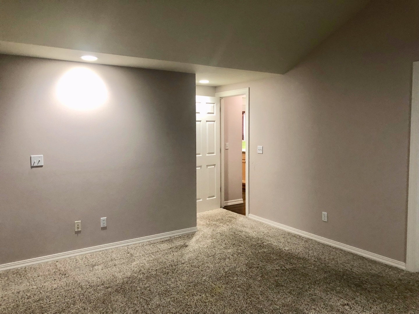 Building Photo - First Floor Master!!