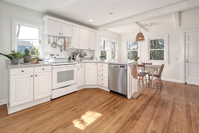 Kitchen - 38 Ferry Ln E