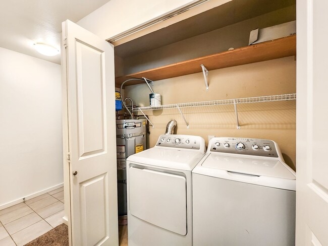 Building Photo - Beautifully Updated & Exceptionally Conven...