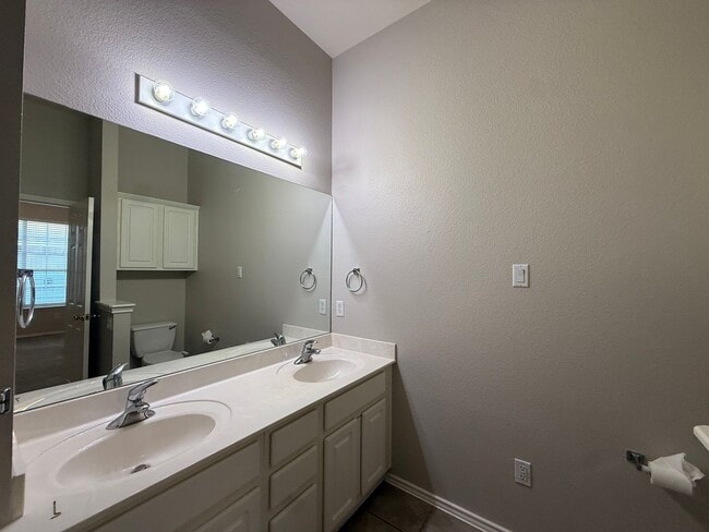 Building Photo - Great 2 Bed 2 Bath Condo!