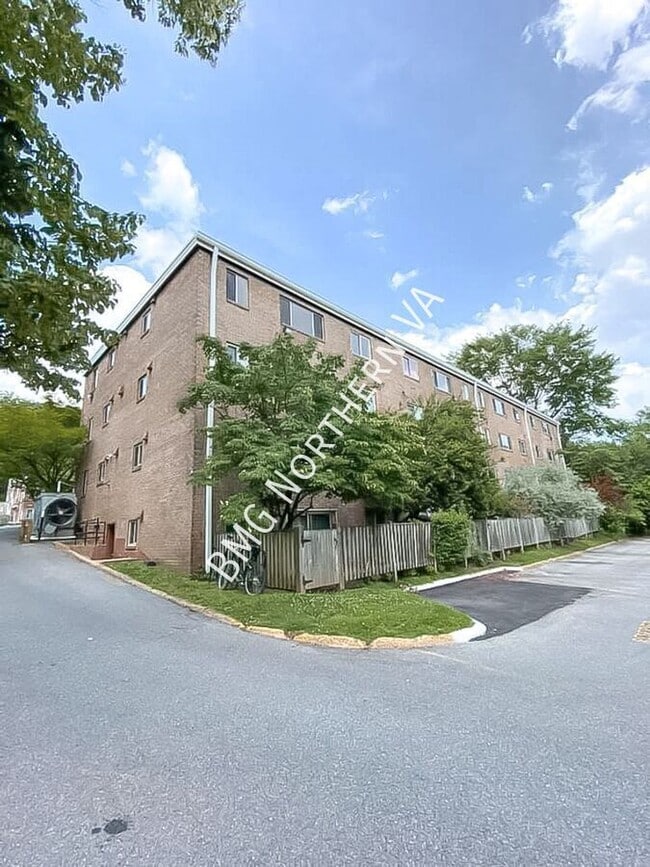 Building Photo - 4570 MacArthur Blvd NW