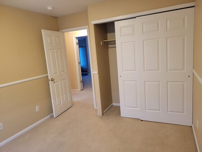 Building Photo - 3 Bedroom, 2.5 Bath Home with A/C - Availa...
