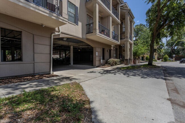 Building Photo - LOCATION. LOCATION. LOCATION. 2BR/3BA Cond...