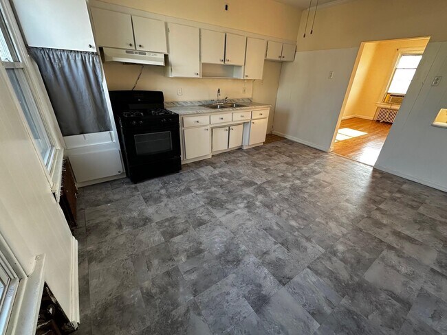 Building Photo - 28 Lincoln St