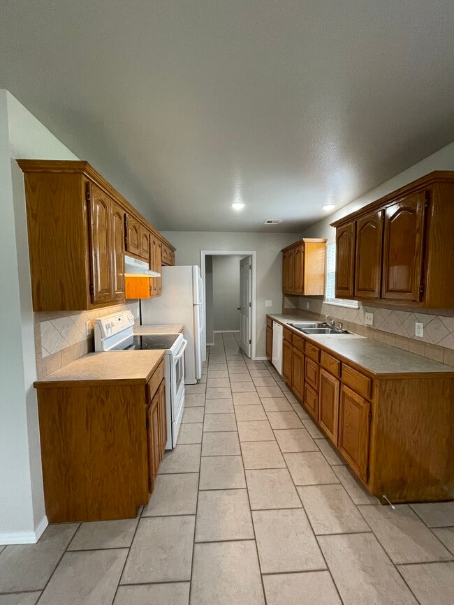Building Photo - 1122 Oak Ln