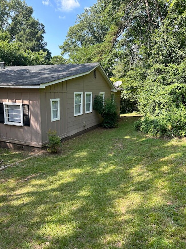 Building Photo - MOVE IN READY!!! $15.00 APPLICATION FEES F...