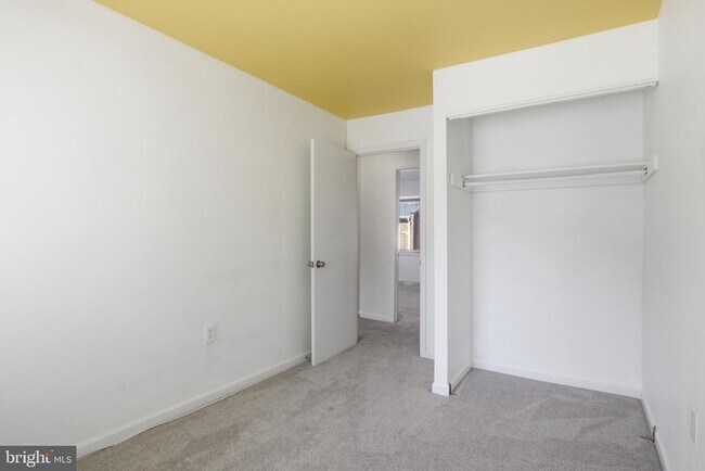 Building Photo - 264 N Stevenson Sq