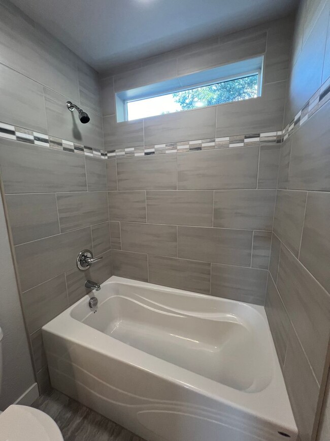 Building Photo - Gorgeous SW Medford - newer construction |...