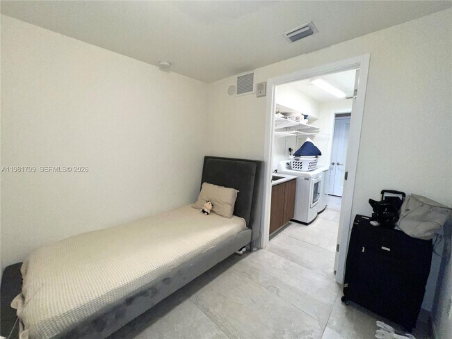 Building Photo - 3581 E Glencoe St