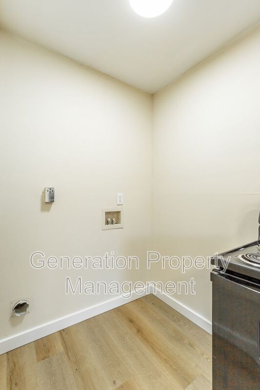 Building Photo - 2205 E 12th St