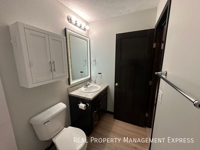 Building Photo - 3 Bedroom 2.5 Bathroom Townhome