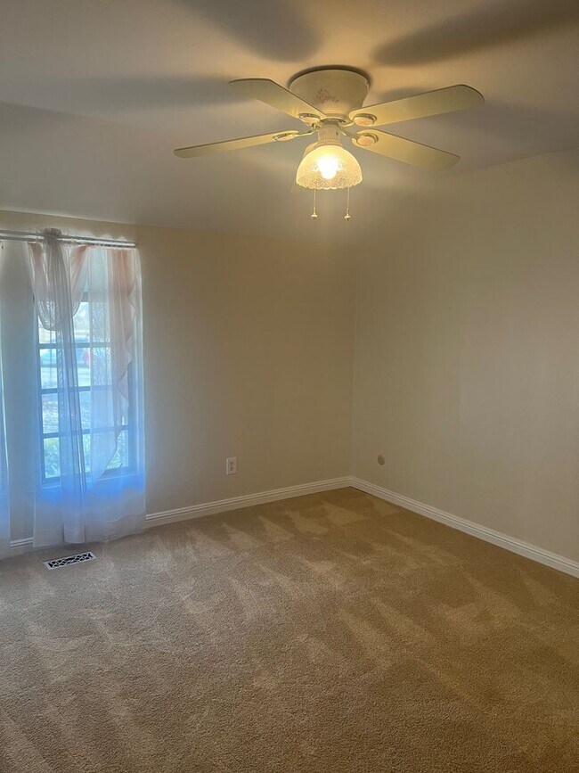 Building Photo - Tri-level 4 bedroom 3 bathroom Rincon Vall...