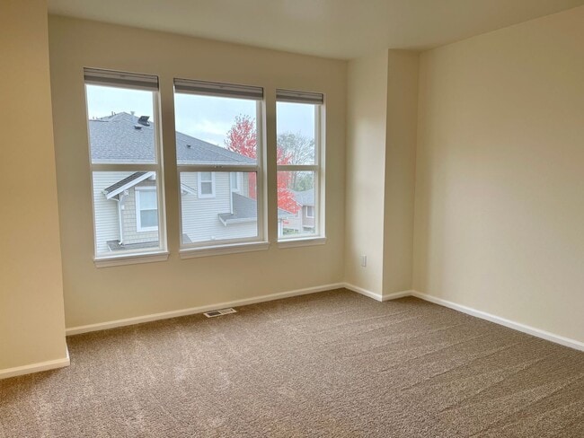 Building Photo - Bellevue Townhome! 2 Bedroom 2.5 Bathroom! *Utilities Included*