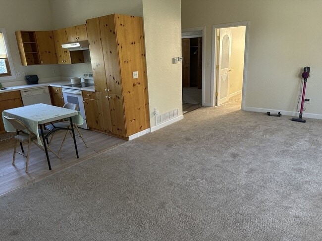 Building Photo - Carriage House