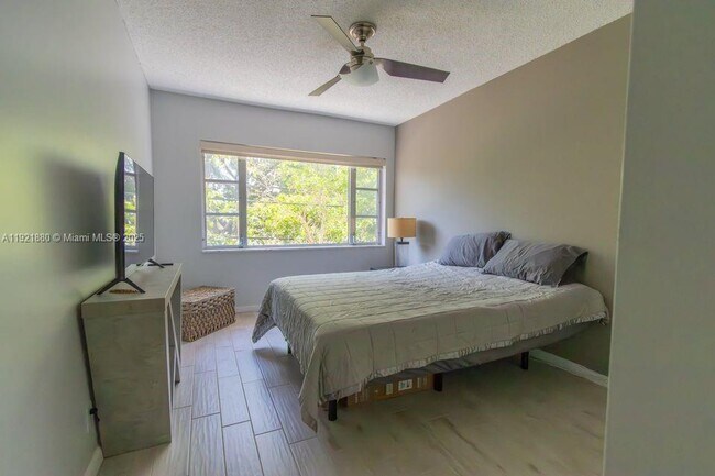 Building Photo - 5840 NE 22nd Way