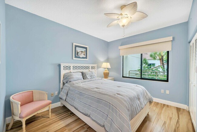 Building Photo - 827 Oak Harbour Dr