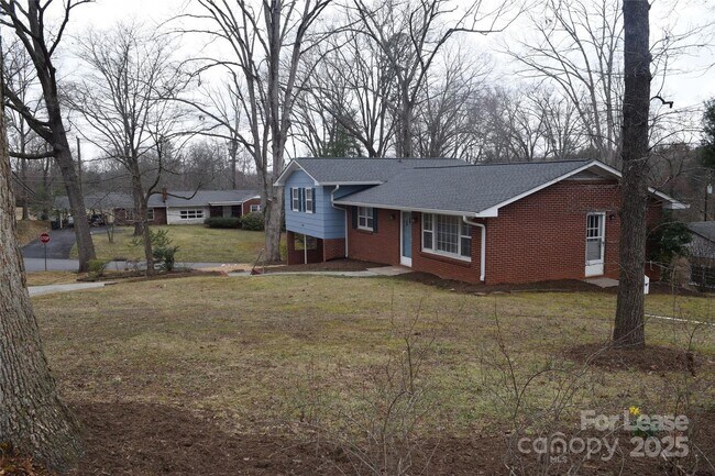 Building Photo - Available July 1st! $1950.00/month