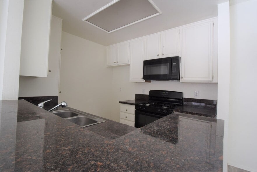 Building Photo - 11594 Moorpark St