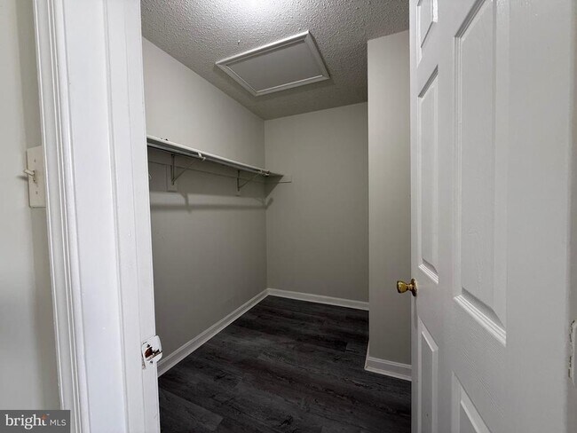 Building Photo - 10019 Vanderbilt Cir