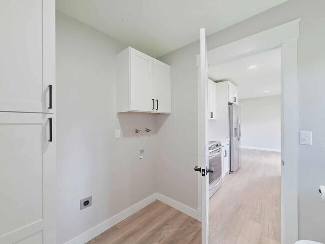 Building Photo - 20/22 Poplar Ave.