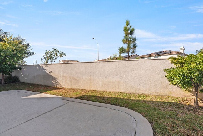 Building Photo - Comfort Meets Coastal Living 4 Bed 2.5 Bath in Oceanside!