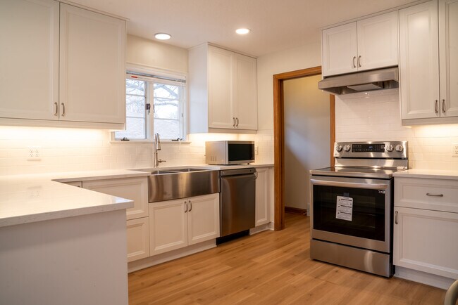 Primary Photo - 3938 W 49th St
