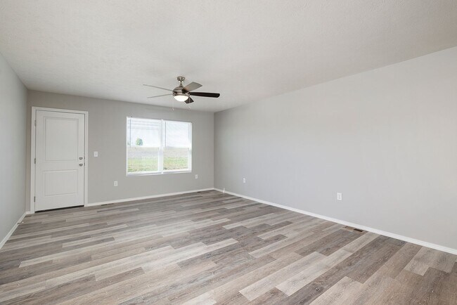 Building Photo - 3 bedroom duplex-Westbury Gardens!