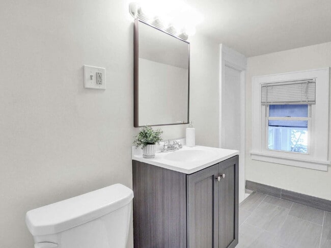 Building Photo - Spacious 5 bedroom home on Minnehaha Parkw...