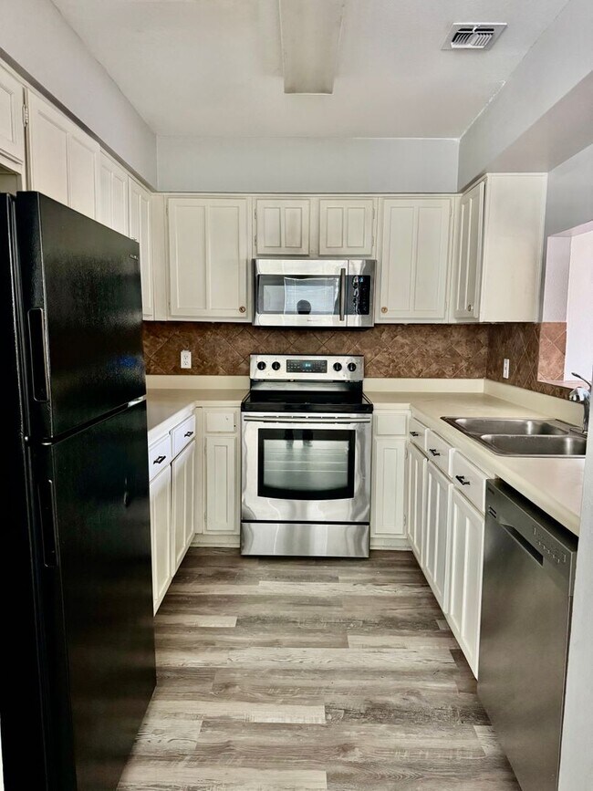 Building Photo - New Rental! 2-Story Townhome in Calallen –...