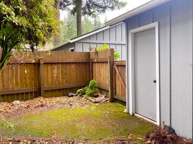 Building Photo - Quaint 2BR 1.5BA Condo in the Vineyards