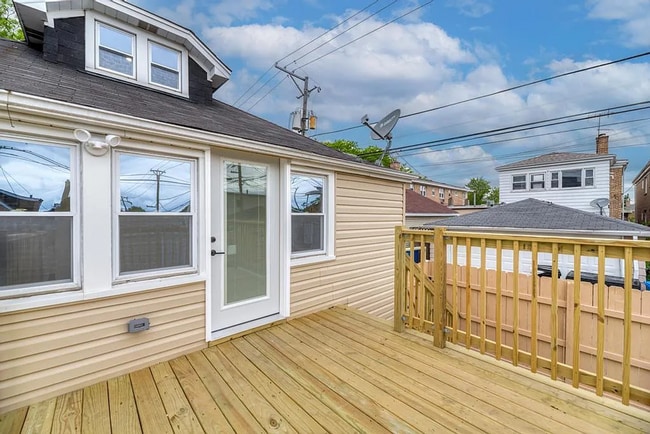 Building Photo - Portage Park 4 bed, 2.5 bath classic!