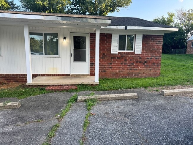 Building Photo - 511 Everett Ln