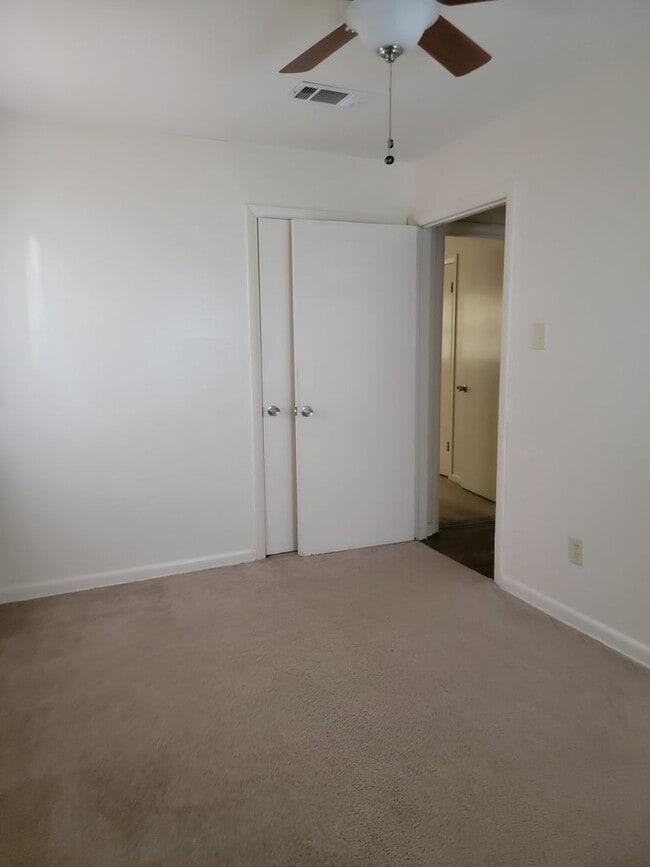 Building Photo - 3 bedroom 1 bathroom **Move in Ready