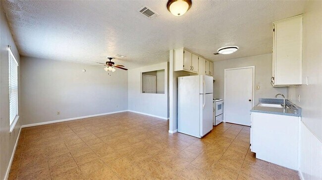 Building Photo - 704 Vassar Ct