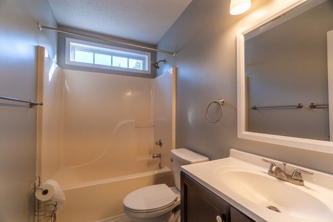 Building Photo - Beautiful 3 Bed 2 Bath home located in Greensboro!