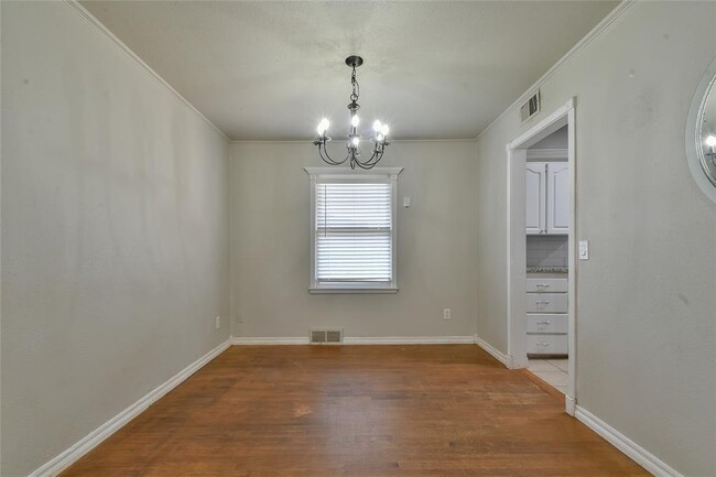 Building Photo - 2105 Carpenter Dr