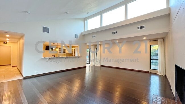 Building Photo - Stunning 4/3/2 Nestled at End of Cul-de-sa...
