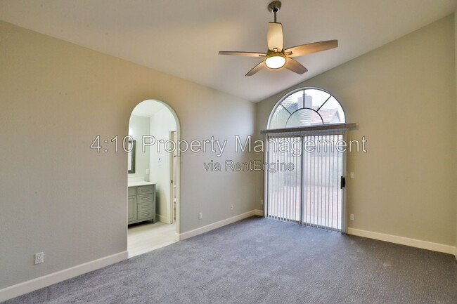 Building Photo - 4230 E Woodland Dr