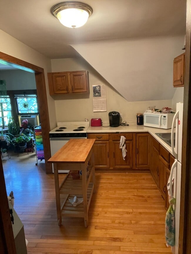 side view of kitchen looking into L>R> - 373 Maple St