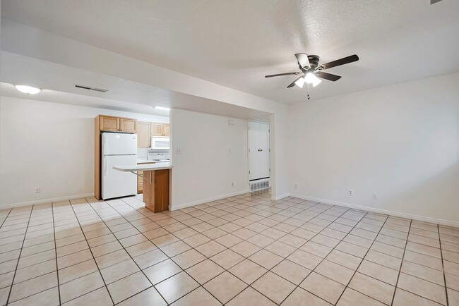 Building Photo - Darling Ground Floor Stonebrook Condo