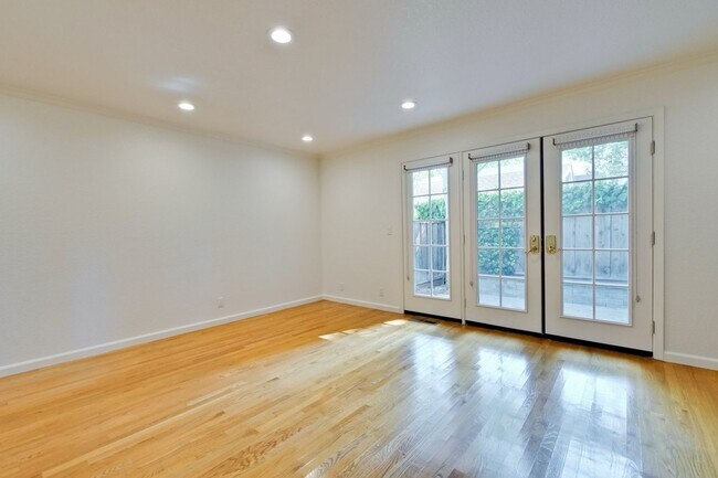 Building Photo - 2-Suite Townhome in Whisman Station Area | Easy Access to 101/237/85