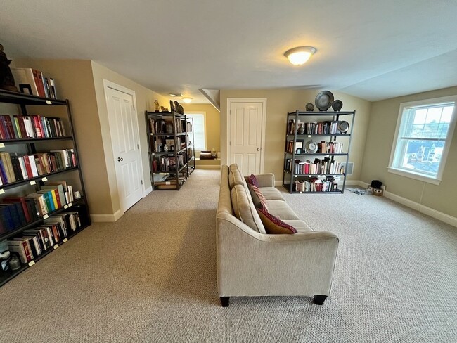 Building Photo - 122 Forest St