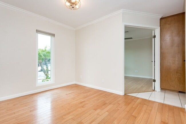 Building Photo - Traditional Single Family with Spacious Yard!