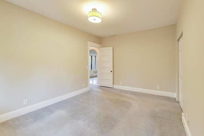 Building Photo - 1601 W Touhy Ave