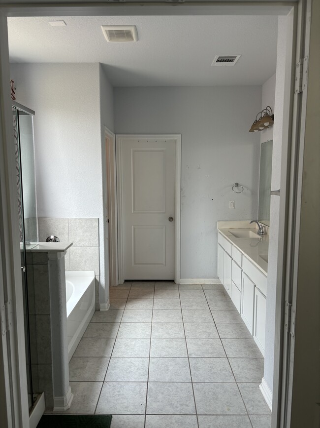 Building Photo - 5829 Bianca Dr