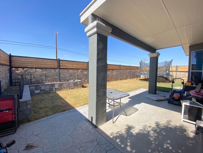 Building Photo - Northeast El Paso 3 bed with Refrig A/C and Solar Panels