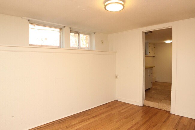 Building Photo - 318-320 W Myrtle