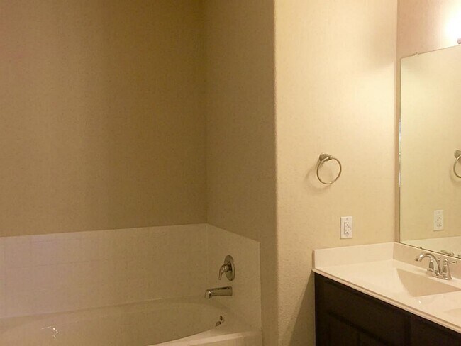 Building Photo - 618 Longstreet Dr