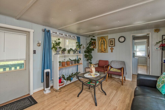 Building Photo - 760 Henry St