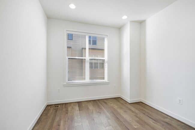 Building Photo - 16560 Crabbs Branch Way